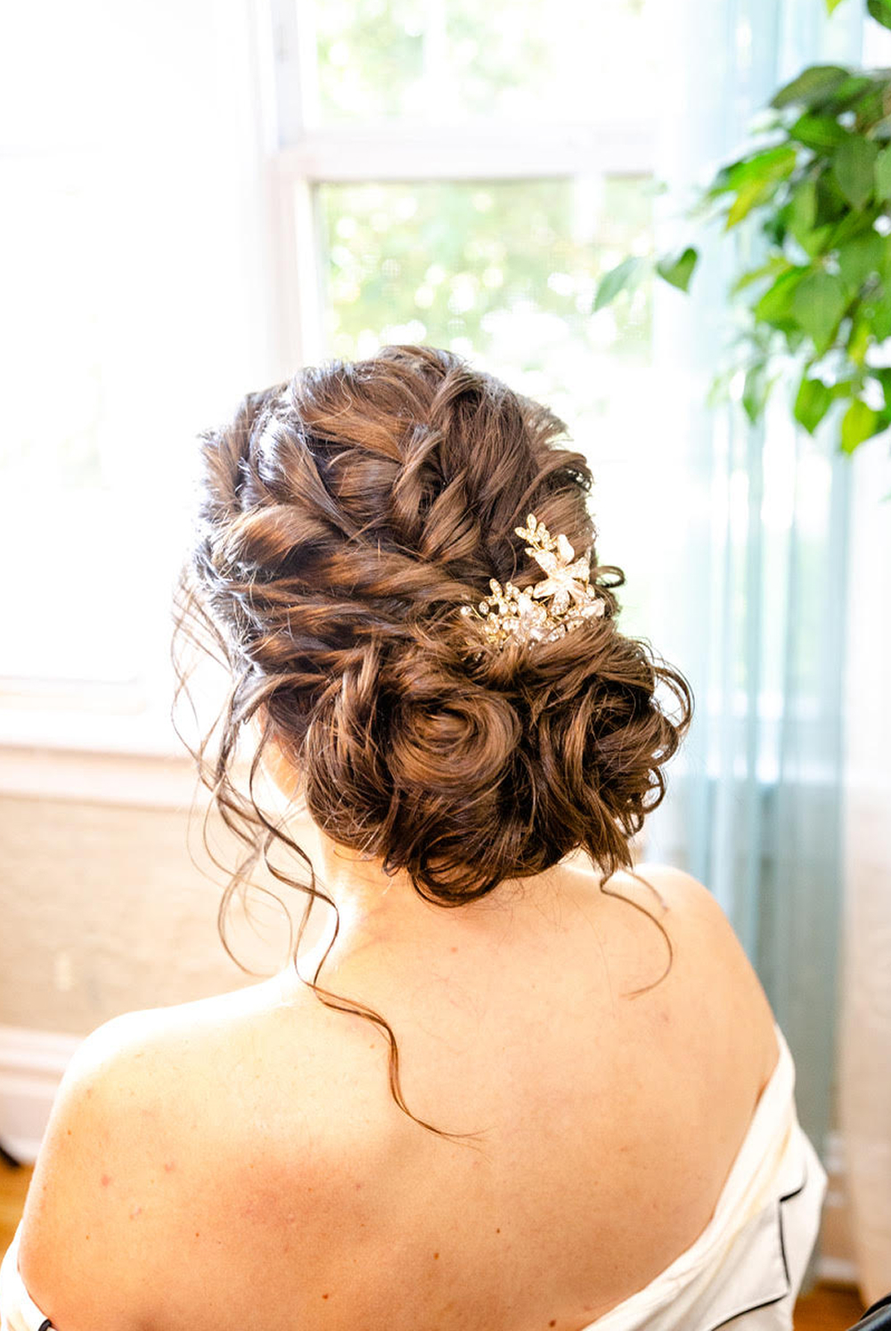 Bride hairstyle with flower